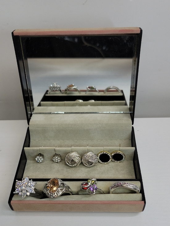 Jewelry - Travel Jewelry Box With Sz7 Rings & Earrings